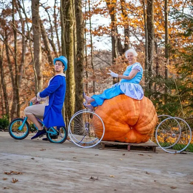 8 Potret Nenek dan Cucunya saat Lakukan Cosplay Ini Curi Perhatian
