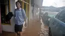Seorang sopir melintasi banjir di Pool Blue Bird Kramat Jati, Jakarta, Rabu (1/1/2020). Akibat banjir setinggi hingga leher orang dewasa tersebut pool berhenti operasi dan sopir terpaksa diliburkan hingga waktu yang belum ditentukan. (merdeka.com/Iqbal S. Nugroho)