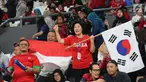 Dua suporter memberi dukungan kepada tim bola voli putra Indonesia dan Korea Selatan dalam babak perempat final bola voli putra Asian Games 2018 di Volley Indoor Jakarta, Selasa (28/8). (Liputan6.com/Fery Pradolo)