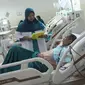 Perawat memeriksa kondisi pasien yang sedang cuci darah menggunakan alat Fresenius Medical Care dan B Braun di Ruang Hemodialisis RSUD Tangerang Selatan, Banten, Rabu (6/11/2019). Menurut Permenkes No 30 Tahun 2019, cuci darah hanya boleh dilakukan rumah sakit tipe A dan B. (merdeka.com/Arie Basuki)