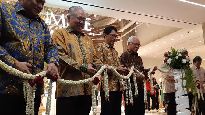 Menteri Perdagangan, Enggartiasto Lukita meresmikan pembukaan gerai pertama Lumine di Indonesia. (Yayu Agustini Rahayu/Merdeka.com)