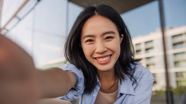 tertawa cantik percaya diri