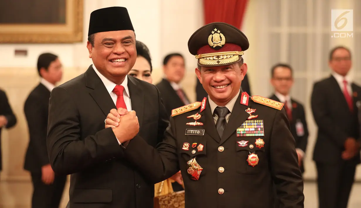 Menteri Pendayagunaan Aparatur Negara dan Reformasi Birokrasi (PANRB) Syafruddin (kiri) bersalaman dengan Kapolri Jenderal Pol Tito Karnavian (kanan) usai dilantik di Istana Negara, Jakarta, Rabu (15/8). (Liputan6/HO/Pian)