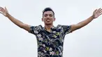 Irfan Jaya, pemain bernomor punggung satu memang kerap bergaya santai saat sedang berada di luar lapangan. Gaya santainya dengan mengenakan kemeja tropical ini membuat Irfan Jaya semakin keren. (Liputan6.com/IG/@irfanjayaij41)