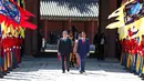 Presiden Joko Widodo dan Presiden Korea Selatan Moon Jae-in memeriksa penjaga kehormatan saat upacara penyambutan di Istana Changdeokgung, Seoul, Senin (10/9). Kunjungan guna meningkatkan hubungan bilateral antara kedua negara (Jeon Heon-kyun/Pool via AP)