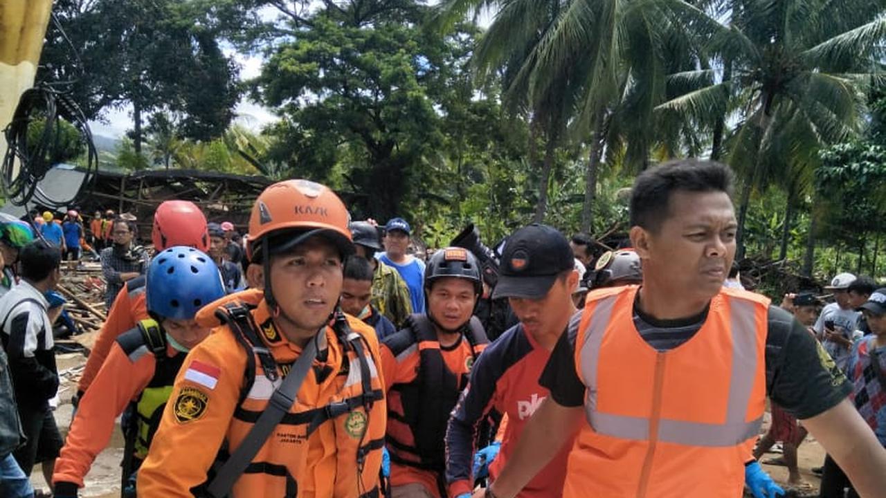 Nampak regu tim Basarnas Jawa Barat tengah sibuk menolong para jenazah korban tsunami Selat Sunda