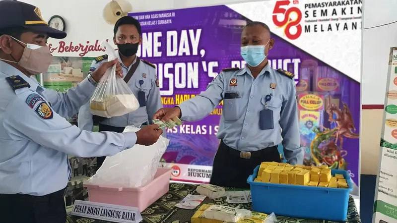 Omzet penjualan produk narapidana asal Jatim dalam pameran bertajuk One Day, One Prison's Product paling tinggi secara nasional. (Dian Kurniawan/Liputan6.com).