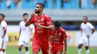 Persija Jakarta berhasil mengalahkan tamunya PSM Makassar 4-2 dalam laga pekan ke-20 BRI Liga 1 2022/2023 yang berlangsung di Stadion Patriot Candrabhaga, Bekasi, Rabu (25/1/2023) sore WIB. Aji Kusuma dan Abdulla Yusuf Helal menjadi bntang kemenangan Macan Kemayoran yang masing-masing mencetak brace. Dengan kemenangan ini Persija yang unggul head to head atas PSM berhasil menggusur Pasukan Ramang dari puncak klasemen meski sama-sama mengoleksi 38 poin. (Bola.com/M Iqbal Ichsan)