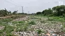 Tumpukan sampah yang memenuhi Kali Pisang Batu di Tarumajaya, Kabupaten Bekasi, Jawa Barat, Rabu (9/1). Tumpukan sampah itu memenuhi aliran Kali Pisang Batu sejak 2 bulan lalu hingga mencapai 1,5 kilometer. (Merdeka.com/Iqbal S Nugroho)