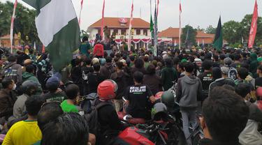 Bonek Surabaya menggelar demo di depan Gedung Grahadi Surabaya. (Dian Kurniawan/Liputan6.com)