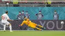 Pemain Swiss Admir Mehmedi (kiri) mencetak gol melalui adu penalti saat melawan Prancis pada pertandingan babak 16 besar Euro 2020 di Stadion National Arena, Bucharest, Rumania, Selasa (29/6/2021). Swiss menyingkirkan Prancis usai menang 5-4 (3-3). (AP Photo/Vadim Ghirda, Pool)