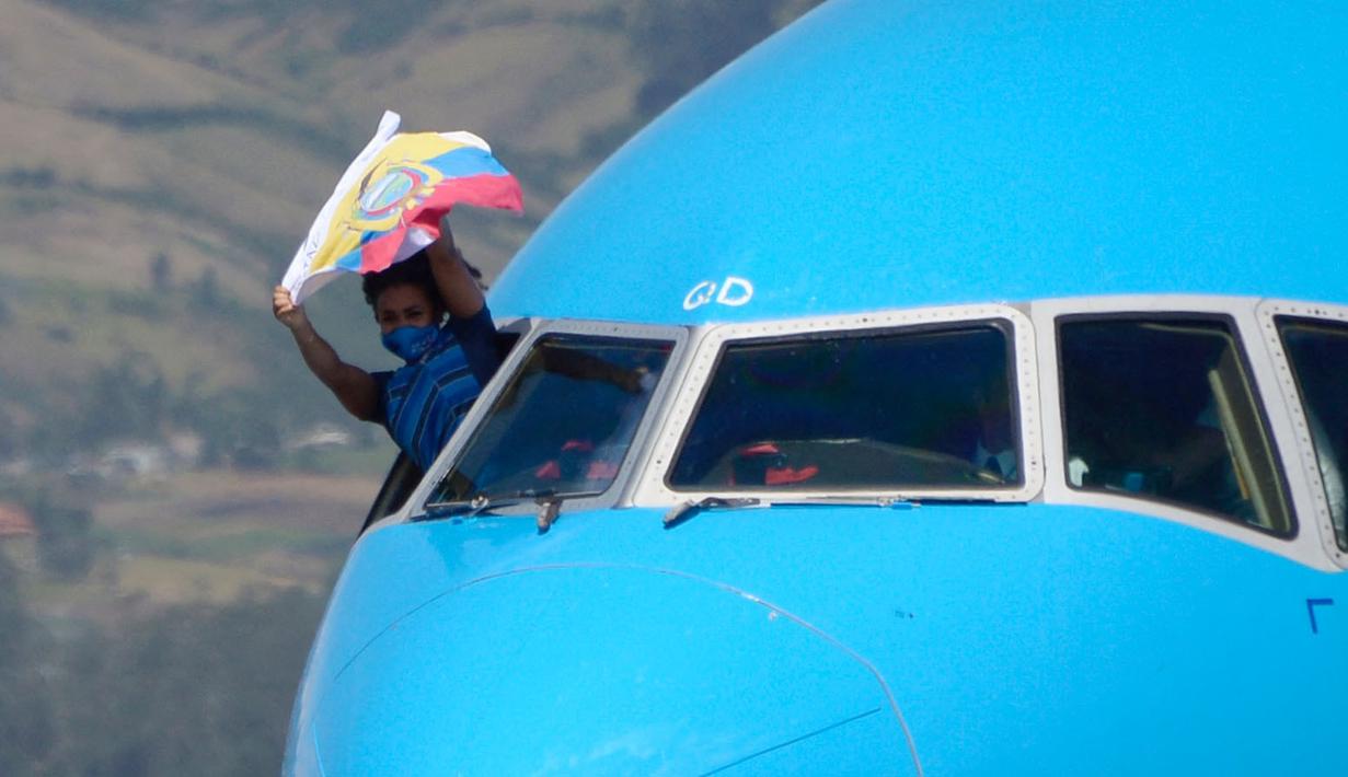 Termasuk gaya unik yang ditunjukan oleh atlet asal Ekuador Neisi Patricia Dajomes yang melakukan selebrasi di kokpit pesawat saat tiba di bandara Kota Quito, Ekuador. (Foto: AFP/Rodrigo Buendia)