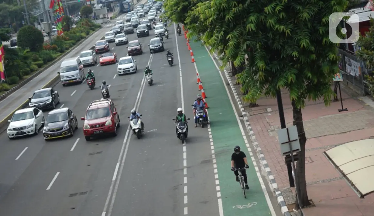 Warga mengayuh sepedanya saat melintas Jalan MH Thamrin, Jakarta, Selasa (30/6/2020). Untuk menyikapi maraknya penggunaan sepeda sebagai sarana transportasi oleh masyarakat, Kementerian Perhubungan menyiapkan regulasi untuk pesepeda, khususnya aspek keselamatan. (Liputan6.com/Immanuel Antonius)