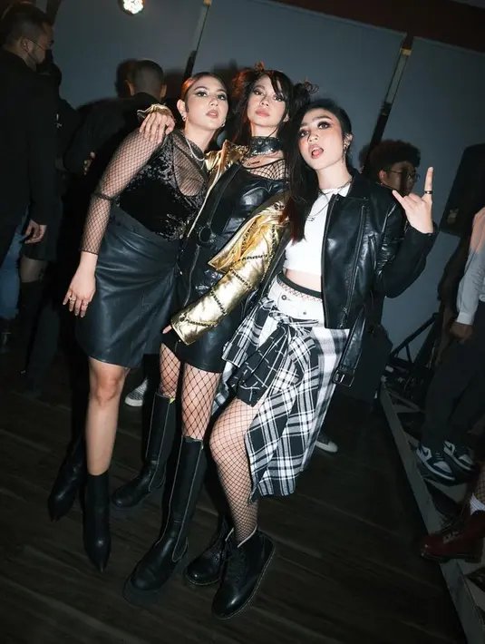 Jessica Mila, Yuko Kato, dan Febby Rastanty kompak bergaya nge-rock di pesta ulang tahun. [Foto: @febbyrastanty]
