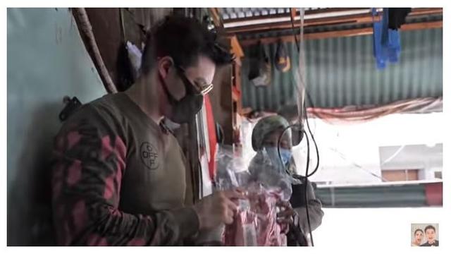 7 Momen Baim Wong Bagi-Bagi Masker, Tuai Pujian