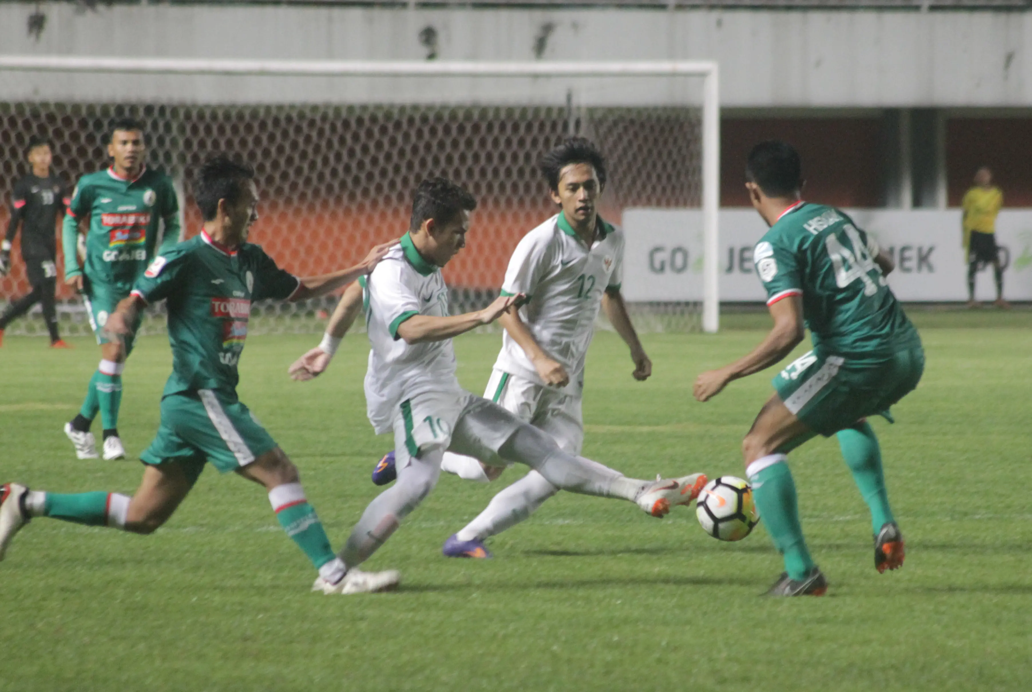 Bintang Timnas Indonesia U-19, Egy Maulana Vikri, dikawal ketat para pemain PSS Sleman dalam laga uji coba yang digelar Sabtu (2/6/2018) di Stadion Maguwoharjo, Sleman. (Bola.com/Ronald Seger Prabowo)