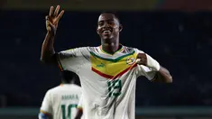 Timnas Senegal U-17 sukses memetik kemenangan kedua pada laga Grup A Piala Dunia U-17 2023 setelah menggulung Timnas polandia U-17 dengan skor 4-1 di Stadion Si Jalak Harupat, Kabupaten Bandung, Selasa (14/11/2023) sore WIB. Dalam laga yang sempat dihentikan sementara menjelang akhir babak pertama akibat cuaca buruk di sekitar stadion, kemenangan Senegal ditentukan lewat hattrick Idrissa Gueye ditambah satu gol bunuh diri pemain Polandia, Dominik Szala. Sementara satu-satunya gol Polandia dicetak Marcel Regula. Dengan mengoleksi 6 poin dari dua laga, Senegal menjadi tim kedua setelah Spanyol yang telah memastikan lolos ke babak 16 besar. (Bola.com/Ikhwan Yanuar)