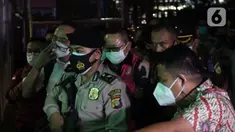 Terpidana kasus pembalakan liar dan perusakan alam, Adelin Lis (tengah) saat tiba di Gedung Penerangan Kejaksaan Agung, Jakarta, Sabtu (19/6/2021). Adelin Lis ditangkap di Singapura dan dipulangkan ke Indonesia setelah buron selama 13 tahun. (Liputan6.com/Helmi Fithriansyah)
