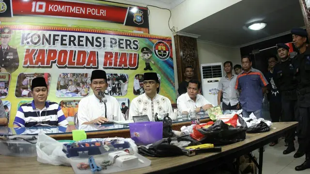 Kapolda Riau Irjen Nandang  memeberi keterangan terkait penangkapan 3 terduga teroris di Universitas Riau (Liputan6.com/ M Syukur)