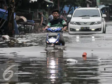 Pengendara motor berusaha menerobs banjir di kawasan Kemang Utara, Jakarta Selatan, Rabu (20/7). Akibat intensitas hujan deras yang mengguyur Jakarta, sejumlah ruas jalan tergenang air. (Liputan6.com/Yoppy Renato)
