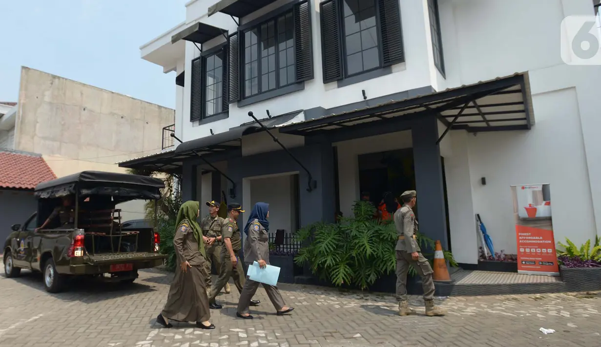 Aparat gabungan TNI, Polisi dan Satpol PP melakukan pendataan izin penginapan berbasis aplikasi dan rumah kos di Kelurahan Palmerah, Jakarta, Jumat (25/10/2019). Kegiatan ini untuk mendata usaha rumah yang  dijadikan kos-kosan beraplikasi online serta izin rumah untuk usaha (merdeka.com/Imam Buhori)