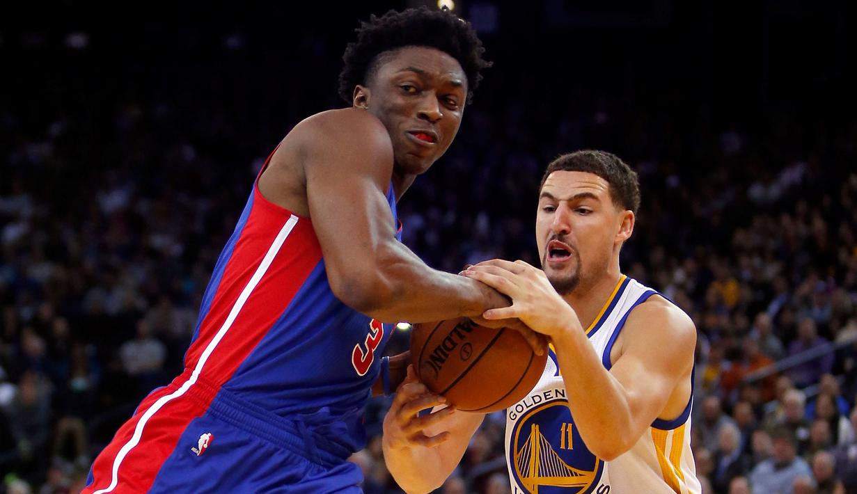 Pebasket Golden State Warriors Klay Thompson (kanan) berebut bola dengan pebasket Detroit Pistons Stanley Johnson di ORACLE Arena, California, Senin (9/11/2015). Warriors menang 109-95. (Getty Images/AFP/Ezra Shaw)