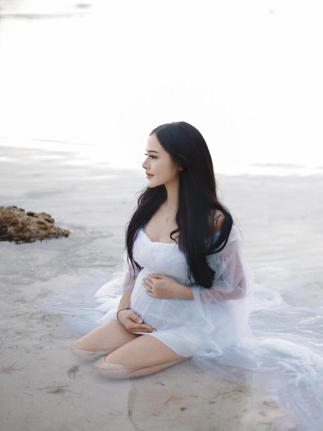 7 Momen Maternity Shoot Bella Bonita di Pantai Ini Tampil Menawan