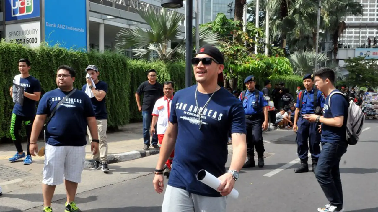 Serunya Mario Lawalata Bagi-bagi Poster Film `San Andreas` di CFD