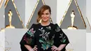 Aktris Amy Poehler mengenakan gaun hitam motif bunga dan kupu-kupu berjubahnya ketika berpose di red carpet Piala Oscar 2016 di Hollywood, California, Minggu (28/2). (REUTERS/ Lucy Nicholson)