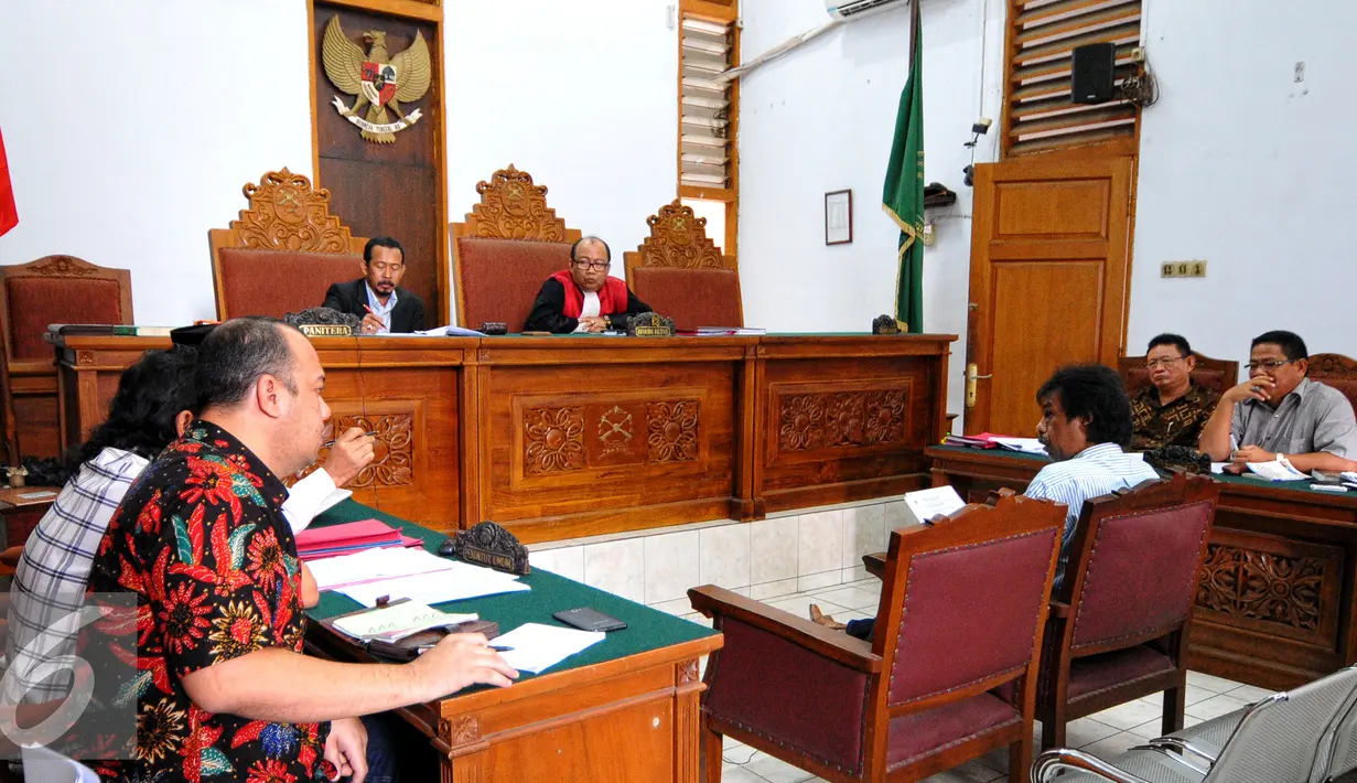 Ahli hukum tata negara, Margarito Kamis dihadirkan menjadi saksi dalam sidang lanjutan praperadilan di PN Jakarta Selatan, Rabu (1/7/2015). Barnabas diduga terlibat korupsi Detail Engineering Design (DED) PLTA Memberamo Papua. (Liputan6.com/Yoppy Renato)