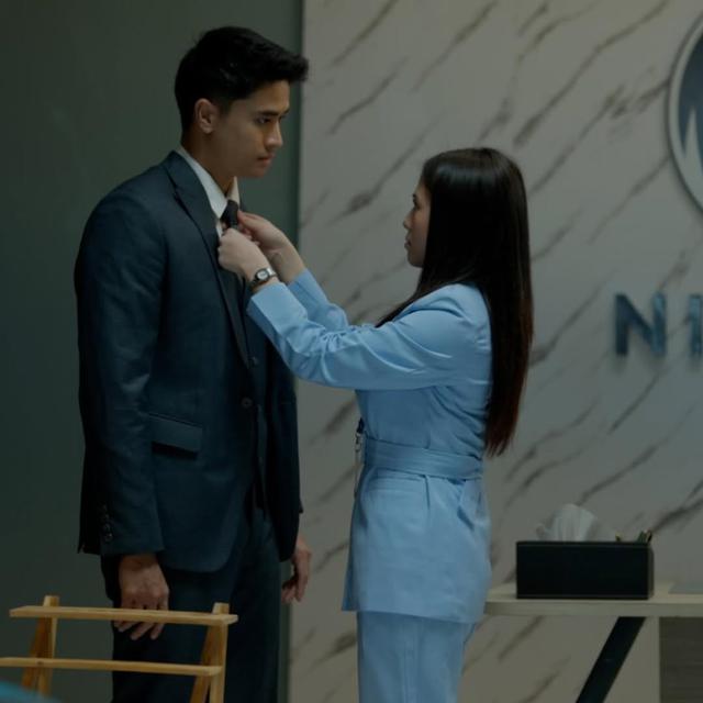 5. Pose Membetulkan Posisi Dasi Trian