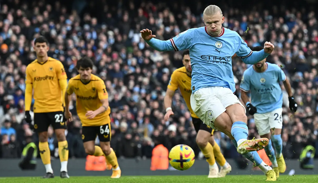 Pemain Manchester City, Erling Haaland mencetak gol ke gawang Wolverhampton Wanderers melalui tendangan penalti pada laga lanjutan Liga Inggris 2022/2023  di Etihad Stadium, Manchester, 22 Januari 2023. Pada musim pertamanya, Haaland berhasil memimpin daftar klasemen pencetak gol terbanyak dengan raihan 33 gol dalam 31 laga Liga Inggris. (AFP/Paul Ellis)