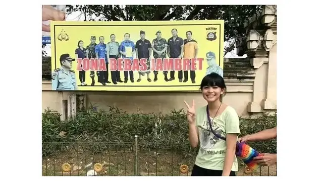 6 Momen Kebetulan Foto Spanduk Ini Bikin Salah Fokus, Jadi Nyambung