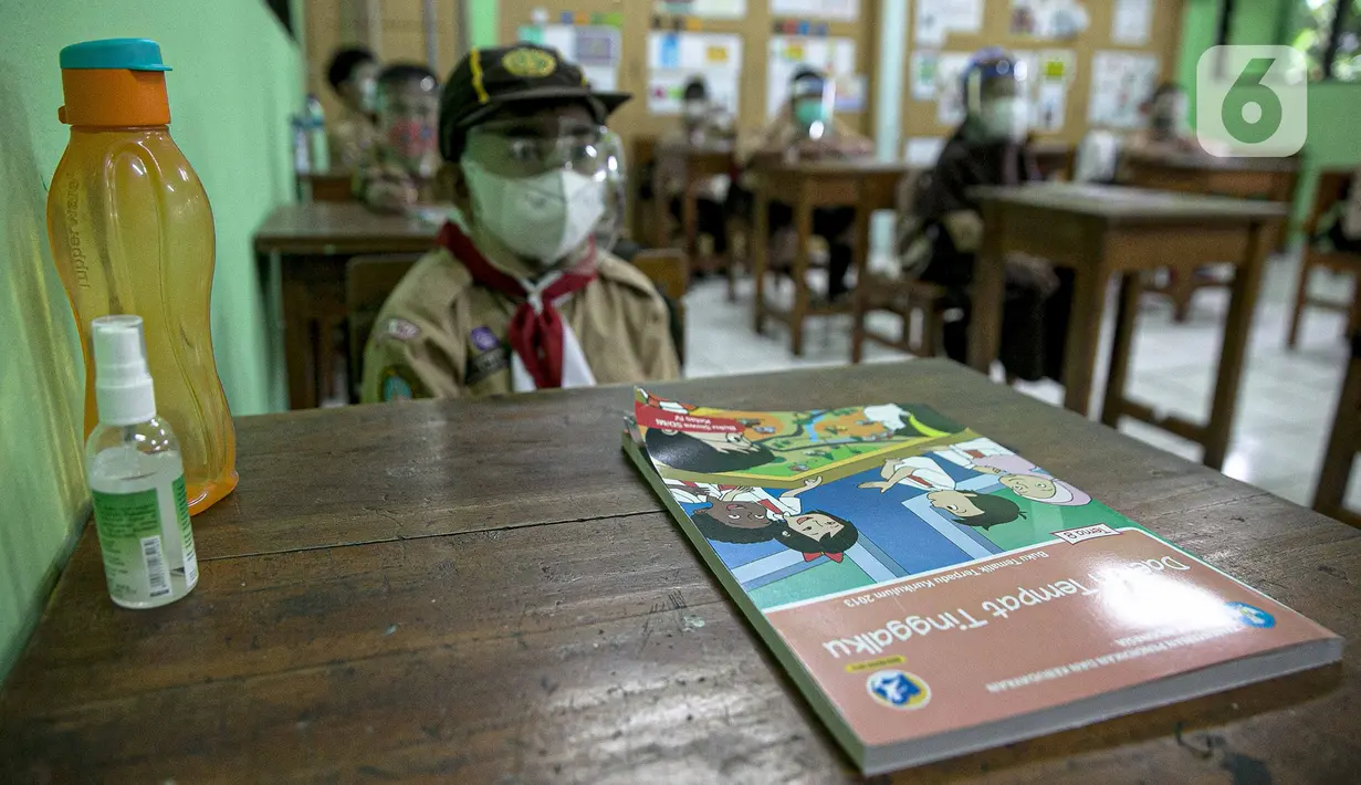 Siswa mengikuti hari pertama uji coba Pembelajaran Tatap Muka (PTM) di SDN Kenari 08 Pagi, Jakarta, Rabu (7/4/2021). Pemprov DKI Jakarta mulai melakukan uji coba pembelajaran tatap muka secara terbatas di 100 sekolah mulai 7 hingga 29 April 2021. (Liputan6.com/Faizal Fanani)