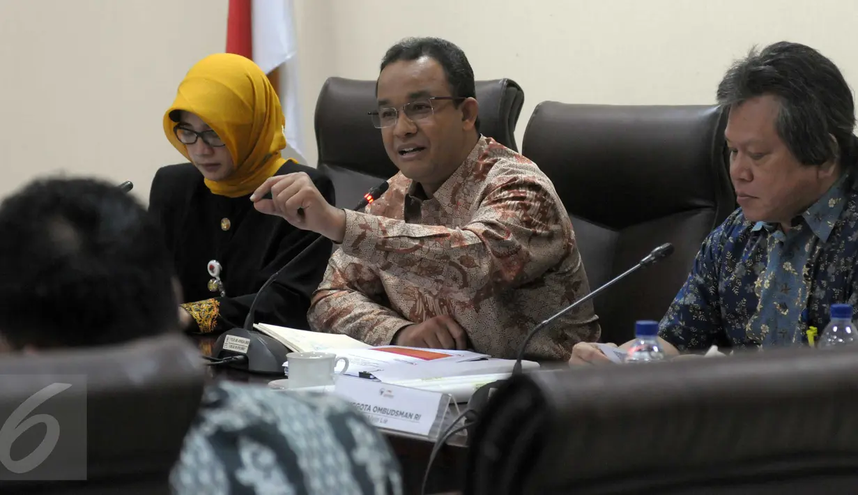 Mendikbud Anies Baswedan (tengah) memberikan keterangan saat mengunjungi kantor Ombudsman RI di kawasan Kuningan, Jakarta, Rabu (4/5). Ombudsman pun mengadukan temuan evaluasi UN SMA/SMK 2016 lalu. (Liputan6.com/Helmi Afandi)