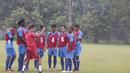Pelatih Semen Padang, Nil Maizar, memberikan pengarahan kepada anak asuhnya saat latihan jelang laga final Piala Jenderal Sudirman melawan Mitra Kukar di Lapangan Sutasom, Jakarta, Jumat (22/1/2016). (Bola.com/Vitalis Yogi Trisna)