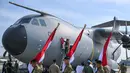 Beberapa personel Tentara Nasional Indonesia (TNI) Angkatan Udara (AU) bersiap menerima satu dari dua pesawat angkut militer Airbus A-400M dari Presiden RI Prabowo Subianto dalam upacara serah terima di Pangkalan Udara Halim Perdanakusuma, Jakarta, pada Senin 3 November 2025. (BAY ISMOYO/AFP)