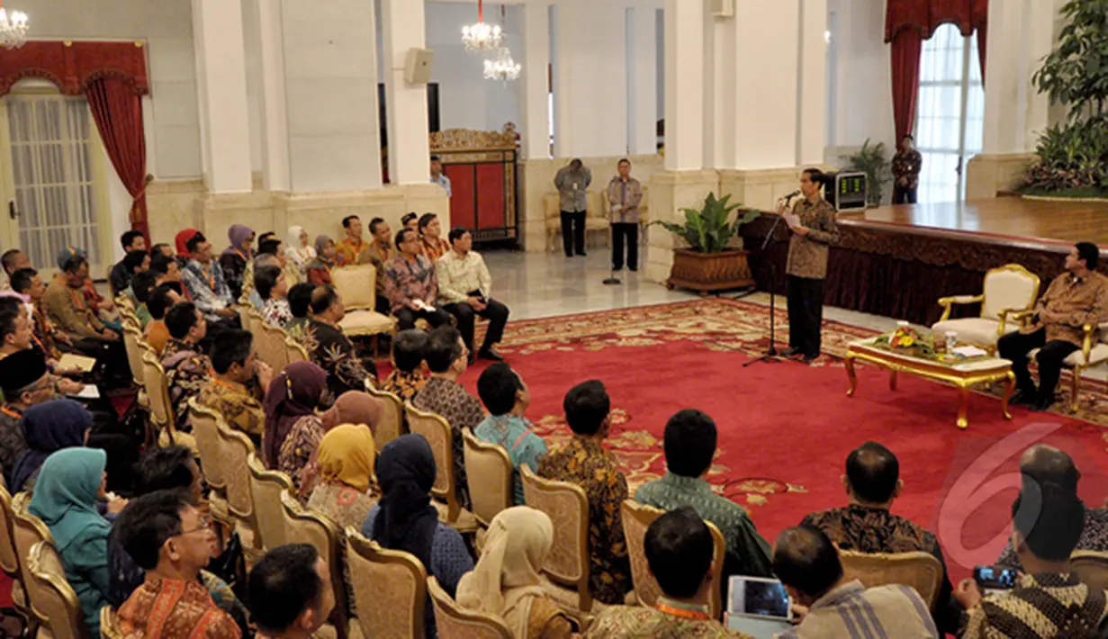 Presiden Joko Widodo menggelar pertemuan dengan Ketua Badan Pengawas Pemilihan Umum (Bawaslu) dan seluruh jajaran Bawaslu pusat dan provinsi se-Indonesia, di Istana Negara, Jakarta, Selasa (24/2/2015). (Liputan6.com/Faizal Fanani)