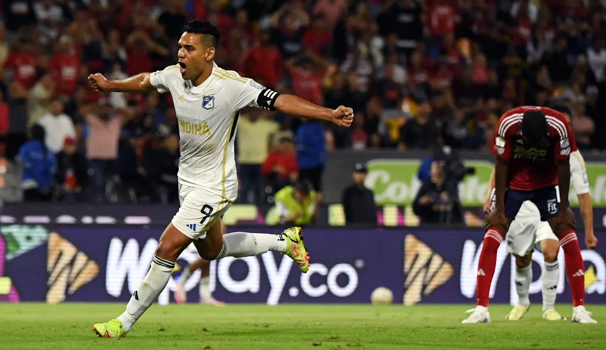 Pemain Millonarios, Radamel Falcao merayakan gol penyeimbang 1-1 yang dicetak oleh Santiago Giordana pada laga lanjutan Liga Kolombia di Atanasio Girardot Stadium, Medellin, Kolombia 18 Juli 2024. (AFP/Jaime Saldarriaga)
