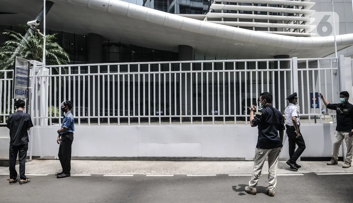 Sejumlah awak media menunggu di depan Gedung Mina Bahari KKP, Jakarta, Rabu (25/11/2020). Gedung Mina Bahari KKP dijaga ketat, baik untuk pekerja maupun awak media pasca OTT oleh KPK yang menjerat Menteri KKP Edhy Prabowo di Bandara Soekarno Hatta pada dini hari tadi. (merdeka.com/Iqbal S. Nugroho)