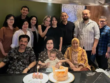 Merayakan ulang tahun ke-71 merupakan pencapaian istimewa, dan Bunga Citra Lestari bersama keluarganya memastikan momen ini dirayakan dengan penuh makna. Bertempat di sebuah restoran mewah, acara ini turut diramaikan oleh anak-anak dan cucunya yang kini sudah semakin menggemaskan. (Liputan6.com/IG/@itsmebcl)