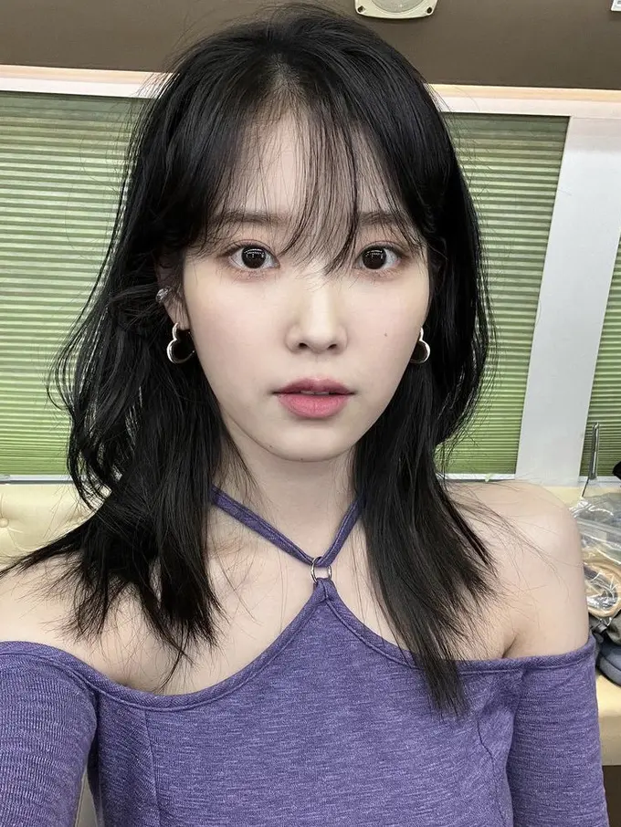 Kolaborasi dengan Jay Park, IU Tampil Mengenakan Mini Dress Ungu dengan Harga Terjangkau