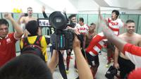 Pemain Madura United berpesta di ruang ganti setelah memastikan tiket final Piala Gubernur Kaltim.