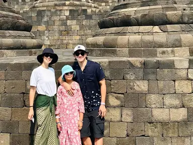 Bersama anak semata wayangnya, Vino G Bastian dan Marsha Timothy naik ke Candi Borobudur. Salah satu situs kebudayaan yang saat ini masih menjadi daya tarik wisata populer di Magelang. Candi Borobudur memang menjadi salah satu tujuan wisata banyak selebriti Indonesia saat ke Jawa Tengah. (Vino G Bastian/IG/@vinogbastian__)