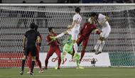 Proses terjadinya gol sundulan yang dicetak bek Vietnam, Doan Van Hau, ke gawang Timnas Indonesia U-22 pada laga final SEA Games 2019 di Stadion Rizal Memorial, Manila, Selasa (10/12). Indonesia kalah 0-3 dari Vietnam. (Bola.com/M Iqbal Ichsan)