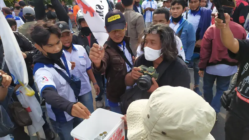 Demo buruh memprotes UMP Jatim 2022. (Dian Kurniawan/Liputan6.com)