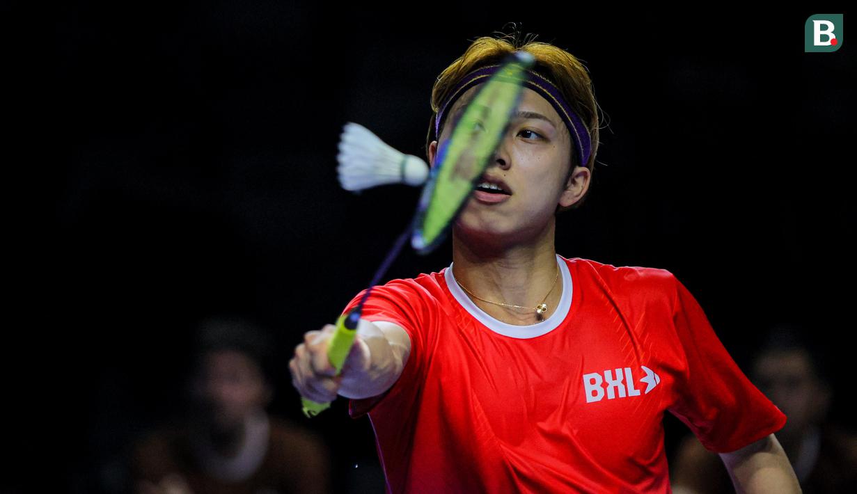 Pebulu tangkis Jepang, Kodai Naraoka dari tim Rockets berusaha mengembalikan kok ke arah pebulu tangkis tunggal putra Indonesia, Anthony Ginting dari tim Hurricanes dalam laga tunggal putra Badminton XL 2025 di Istora Senayan, Jakarta, Minggu (05/10/2025). (Bola.com/Bagaskara Lazuardi)