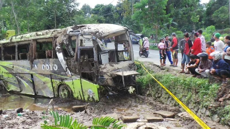 Bus Terbalik di Pemalang