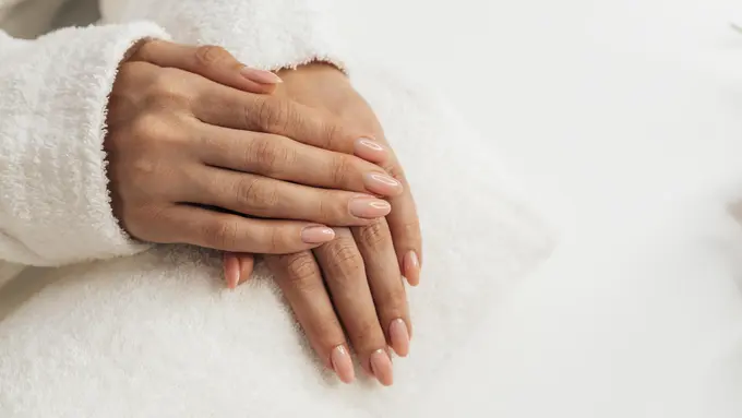 Cara Merawat Kuku agar Tidak Mudah Patah dan Kusam - Cover