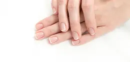 Kunci dari manicure ini ada pada warna yang pas, lapisan tipis, dan hasil akhir yang glossy. (Foto/Dok: Pexels)